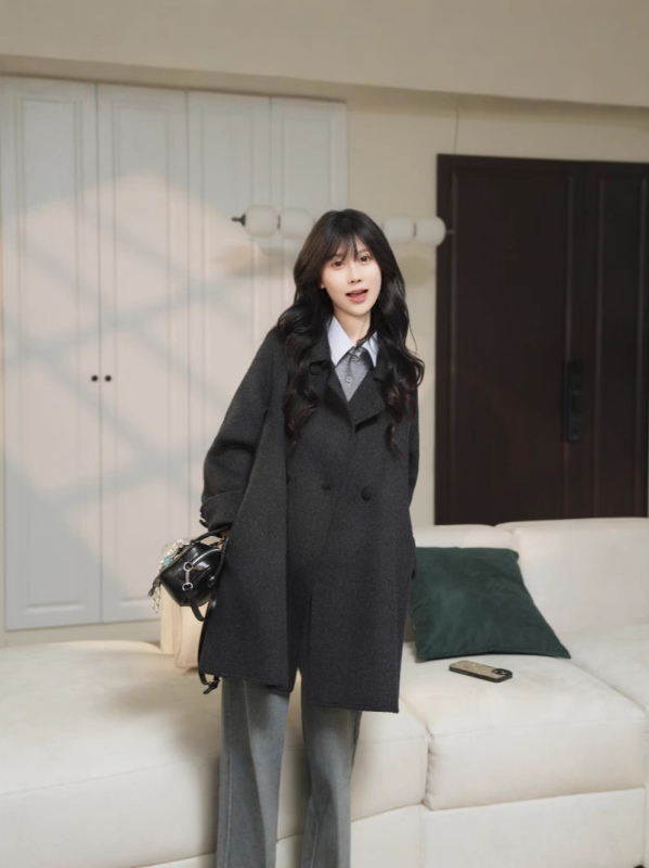 Γυναικείο αμφίδρομο παλτό από μαλλί, μεσαίου μήκους, διπλό κούμπωμα, γιακά, πυκνό μείγμα μαλλιού (50–70% μαλλί, 10–29% πολυεστέρας)