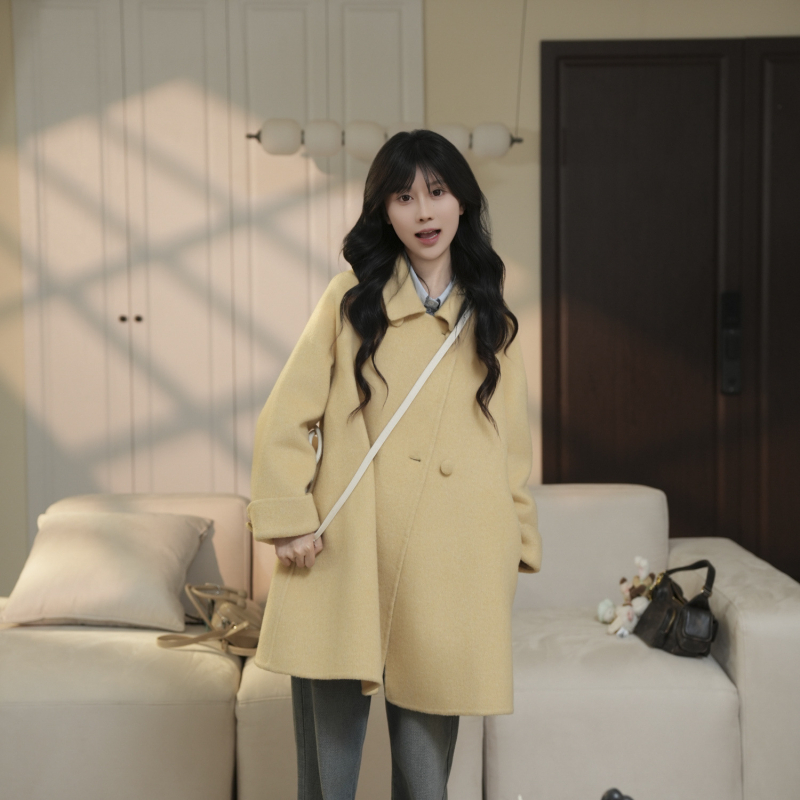 Γυναικείο αμφίδρομο παλτό από μαλλί, μεσαίου μήκους, διπλό κούμπωμα, γιακά, πυκνό μείγμα μαλλιού (50–70% μαλλί, 10–29% πολυεστέρας)