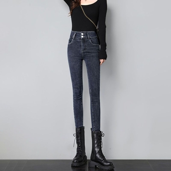Női denim nadrág, magas derék, szűk ceruzaszárú fazon, cropped hossz, homokmosott felület (Denim; magas derék; ceruzaszárú; cropped; homokos mosás)