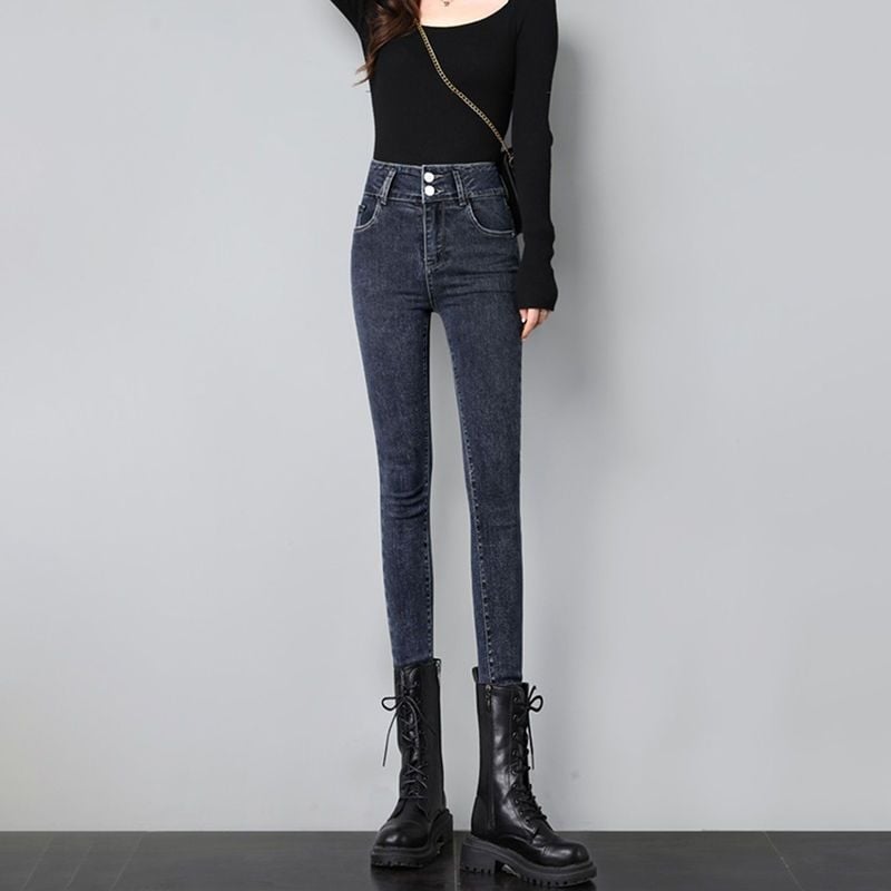 Női denim nadrág, magas derék, szűk ceruzaszárú fazon, cropped hossz, homokmosott felület (Denim; magas derék; ceruzaszárú; cropped; homokos mosás)