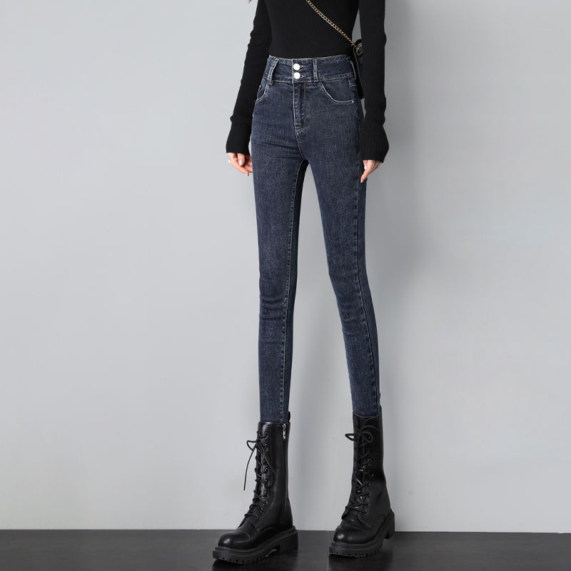 Női denim nadrág, magas derék, szűk ceruzaszárú fazon, cropped hossz, homokmosott felület (Denim; magas derék; ceruzaszárú; cropped; homokos mosás)