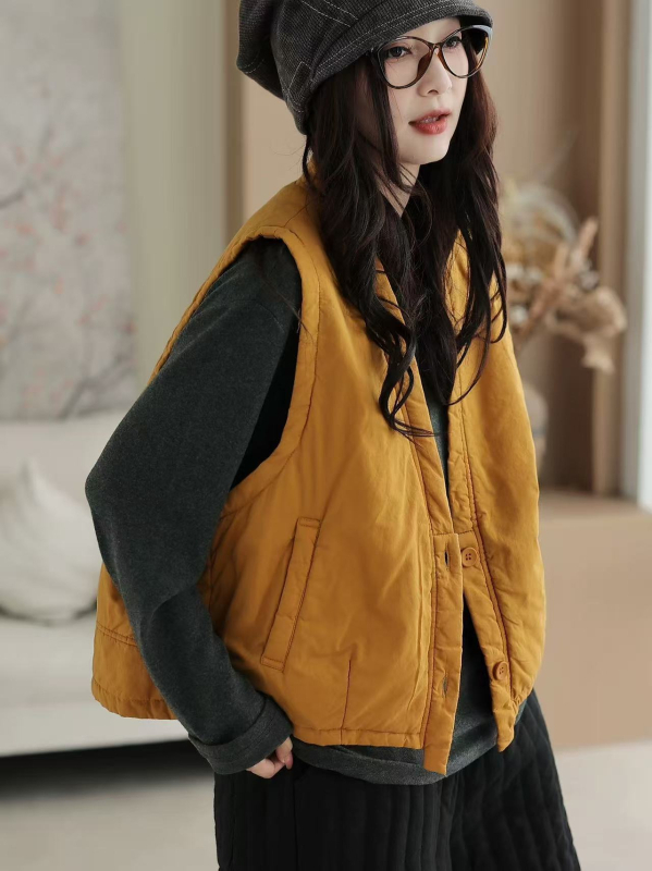 Veste ar V kaklu - šūta, pildījums: imitācija zīda-pamats, galvenais audums: kokvilna (70–80%), brīvs piegriezums