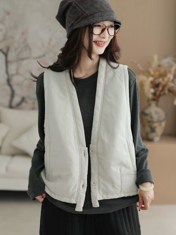 Veste ar V kaklu - šūta, pildījums: imitācija zīda-pamats, galvenais audums: kokvilna (70–80%), brīvs piegriezums