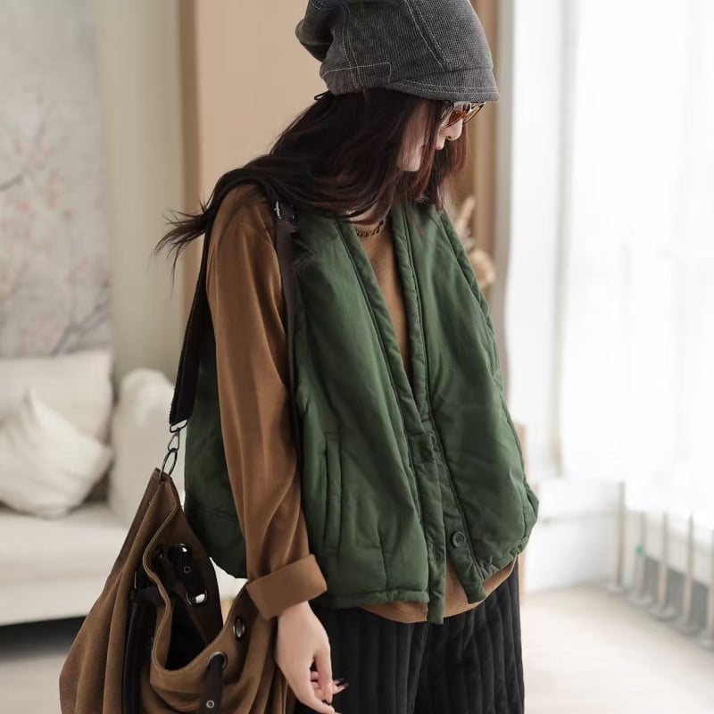 Veste ar V kaklu - šūta, pildījums: imitācija zīda-pamats, galvenais audums: kokvilna (70–80%), brīvs piegriezums