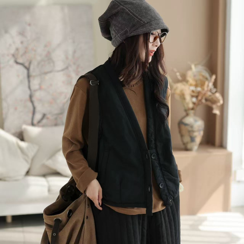 Veste ar V kaklu - šūta, pildījums: imitācija zīda-pamats, galvenais audums: kokvilna (70–80%), brīvs piegriezums