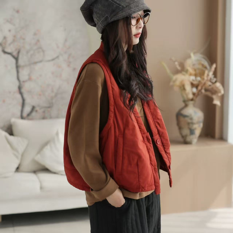 Veste ar V kaklu - šūta, pildījums: imitācija zīda-pamats, galvenais audums: kokvilna (70–80%), brīvs piegriezums