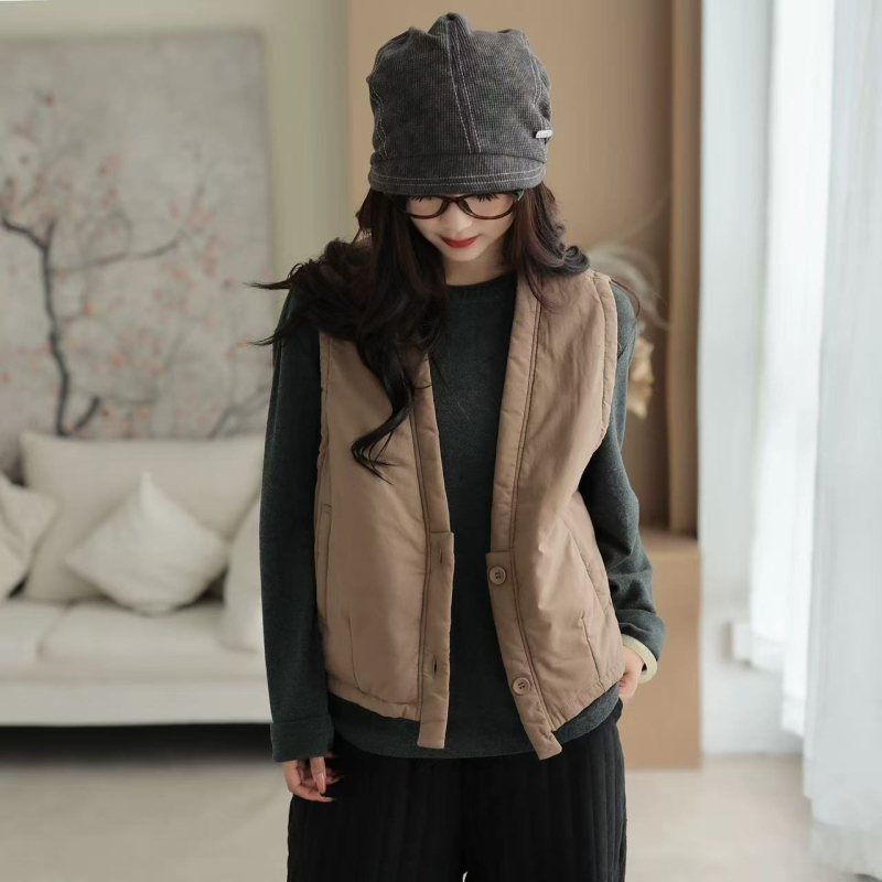 Veste ar V kaklu - šūta, pildījums: imitācija zīda-pamats, galvenais audums: kokvilna (70–80%), brīvs piegriezums