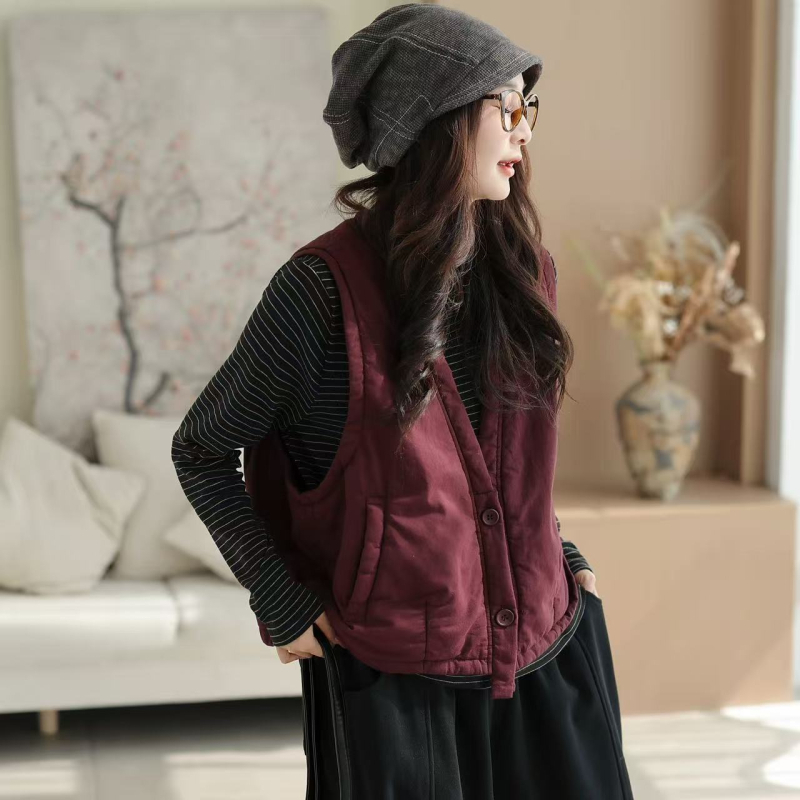 Veste ar V kaklu - šūta, pildījums: imitācija zīda-pamats, galvenais audums: kokvilna (70–80%), brīvs piegriezums