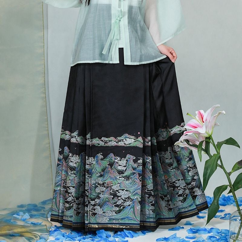 Hanfu kleita ar kalnu un upju ainavu motīvu, zelta izšūšana, retro stils, izšūta Ma Mian svārku daļa, poliesters 70–80%, pavedienu krāsošana