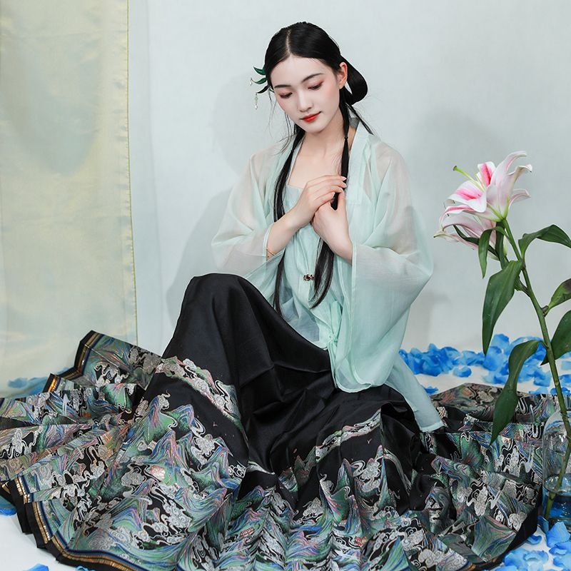 Hanfu kleita ar kalnu un upju ainavu motīvu, zelta izšūšana, retro stils, izšūta Ma Mian svārku daļa, poliesters 70–80%, pavedienu krāsošana