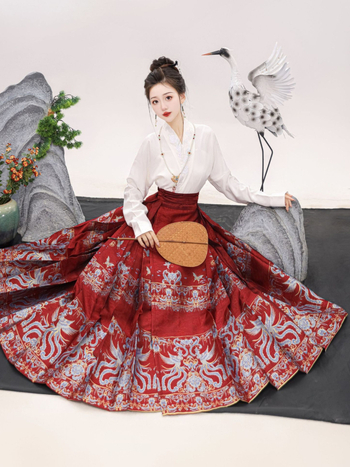 Sieviešu Hanfu kleita ar metalliskas izšuvumus feniksa motīvā un ziedu rakstu, poliestera audums (80–90% poliester), lidmašīnas piedurknēm, pavasara 2024 kolekcija