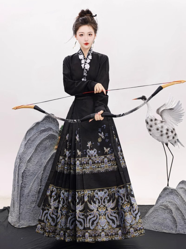 Sieviešu Hanfu kleita ar metalliskas izšuvumus feniksa motīvā un ziedu rakstu, poliestera audums (80–90% poliester), lidmašīnas piedurknēm, pavasara 2024 kolekcija
