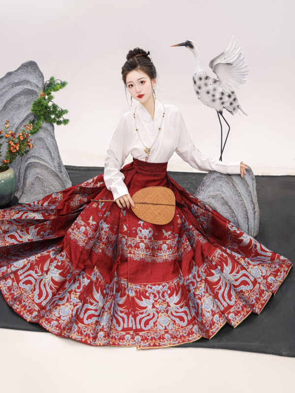 Sieviešu Hanfu kleita ar metalliskas izšuvumus feniksa motīvā un ziedu rakstu, poliestera audums (80–90% poliester), lidmašīnas piedurknēm, pavasara 2024 kolekcija