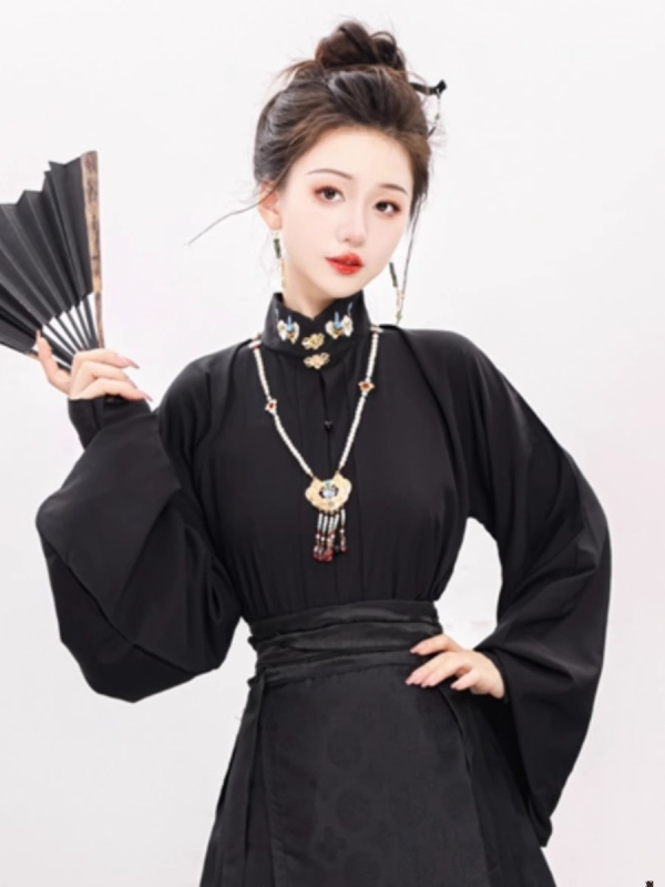 Sieviešu Hanfu kleita ar metalliskas izšuvumus feniksa motīvā un ziedu rakstu, poliestera audums (80–90% poliester), lidmašīnas piedurknēm, pavasara 2024 kolekcija