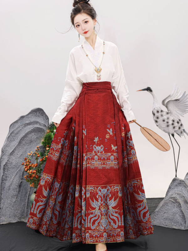 Sieviešu Hanfu kleita ar metalliskas izšuvumus feniksa motīvā un ziedu rakstu, poliestera audums (80–90% poliester), lidmašīnas piedurknēm, pavasara 2024 kolekcija