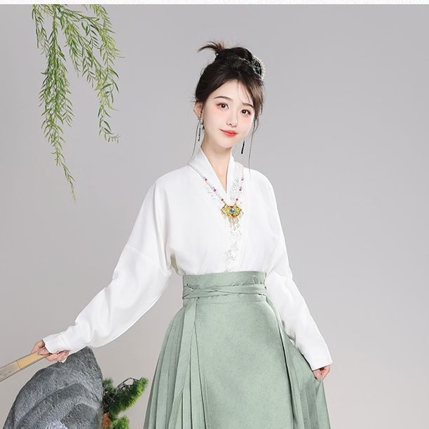 Sieviešu Hanfu kleita ar metalliskas izšuvumus feniksa motīvā un ziedu rakstu, poliestera audums (80–90% poliester), lidmašīnas piedurknēm, pavasara 2024 kolekcija