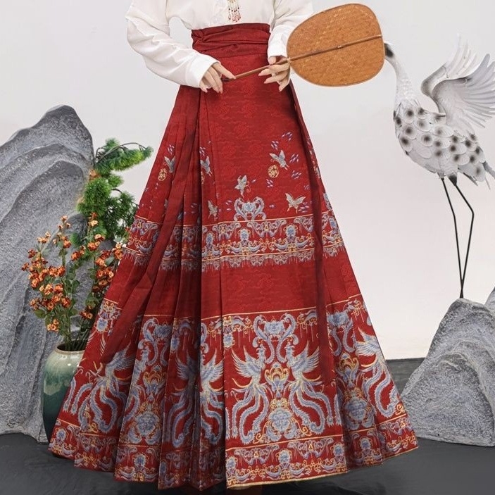 Sieviešu Hanfu kleita ar metalliskas izšuvumus feniksa motīvā un ziedu rakstu, poliestera audums (80–90% poliester), lidmašīnas piedurknēm, pavasara 2024 kolekcija