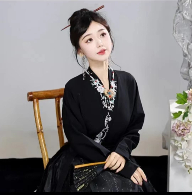 Sieviešu Hanfu kleita ar metalliskas izšuvumus feniksa motīvā un ziedu rakstu, poliestera audums (80–90% poliester), lidmašīnas piedurknēm, pavasara 2024 kolekcija