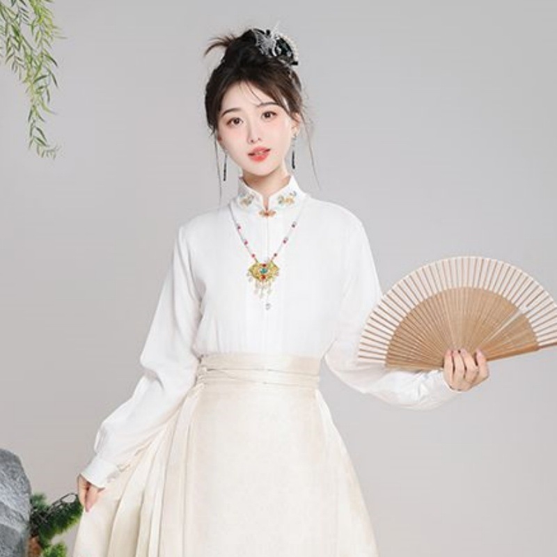 Sieviešu Hanfu kleita ar metalliskas izšuvumus feniksa motīvā un ziedu rakstu, poliestera audums (80–90% poliester), lidmašīnas piedurknēm, pavasara 2024 kolekcija