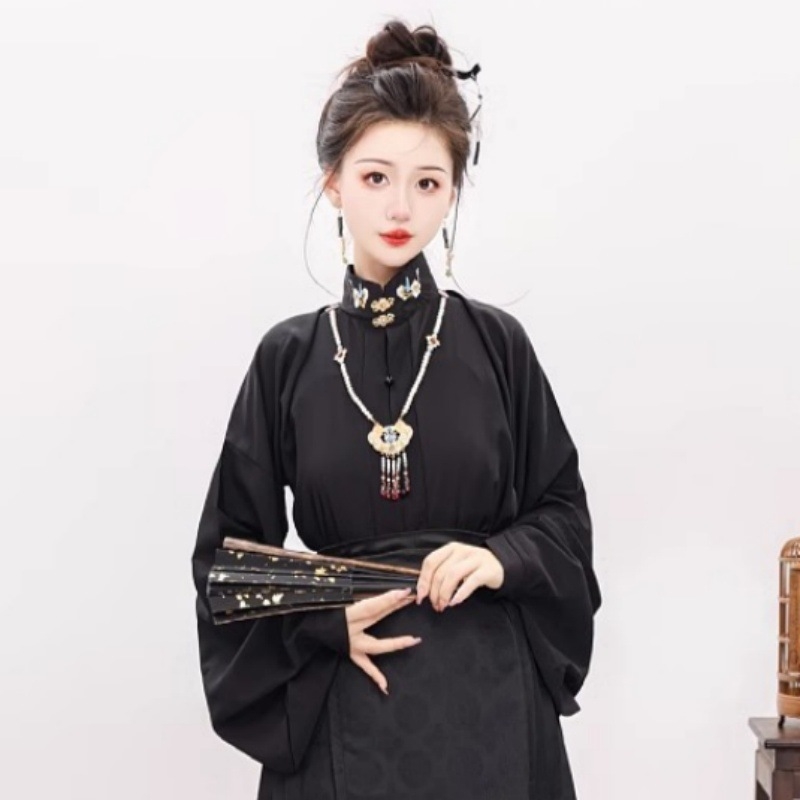 Sieviešu Hanfu kleita ar metalliskas izšuvumus feniksa motīvā un ziedu rakstu, poliestera audums (80–90% poliester), lidmašīnas piedurknēm, pavasara 2024 kolekcija