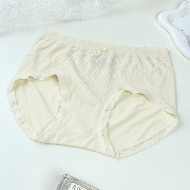 Sieviešu bezšuvju apakšbikses ar vidējo jostu – elpojošas, antibakteriālas; Jacquard audums no regenerētās celulozes; starplika no kokvilnas 90–95%