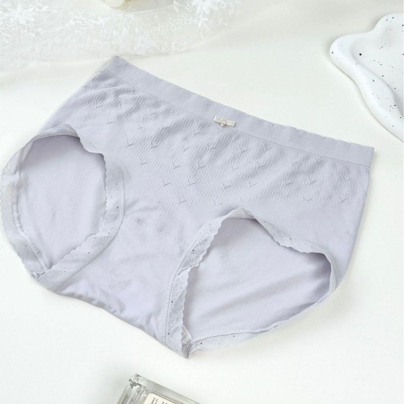 Sieviešu bezšuvju apakšbikses ar vidējo jostu – elpojošas, antibakteriālas; Jacquard audums no regenerētās celulozes; starplika no kokvilnas 90–95%