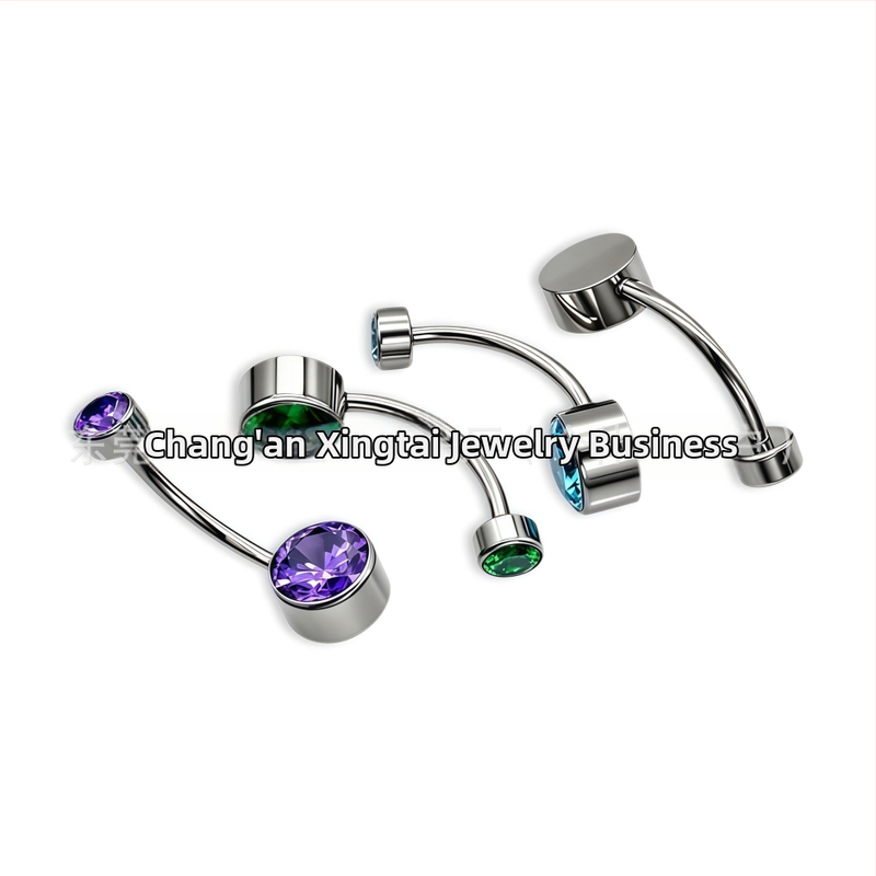 Piercing do pupka: valcové bezelové nastavenie so zirkónom, vnútorný závit, leštený titanový zliatok G23 (ASTM F136)