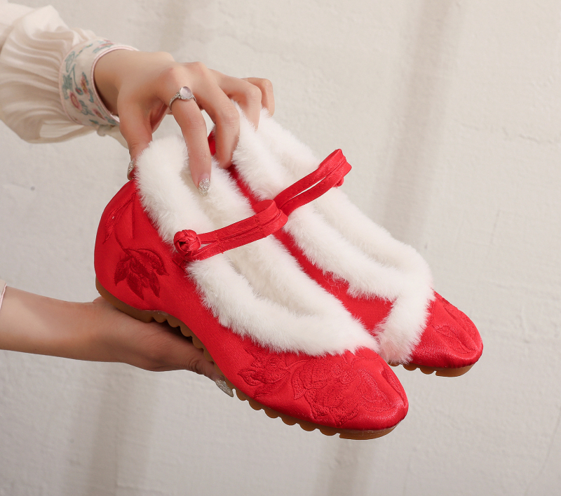 Naisten etnilise stiiliga satiinist kingad, õmmeldud detailidega, ümmarguse varba, 3–5 cm kand, kummist tald