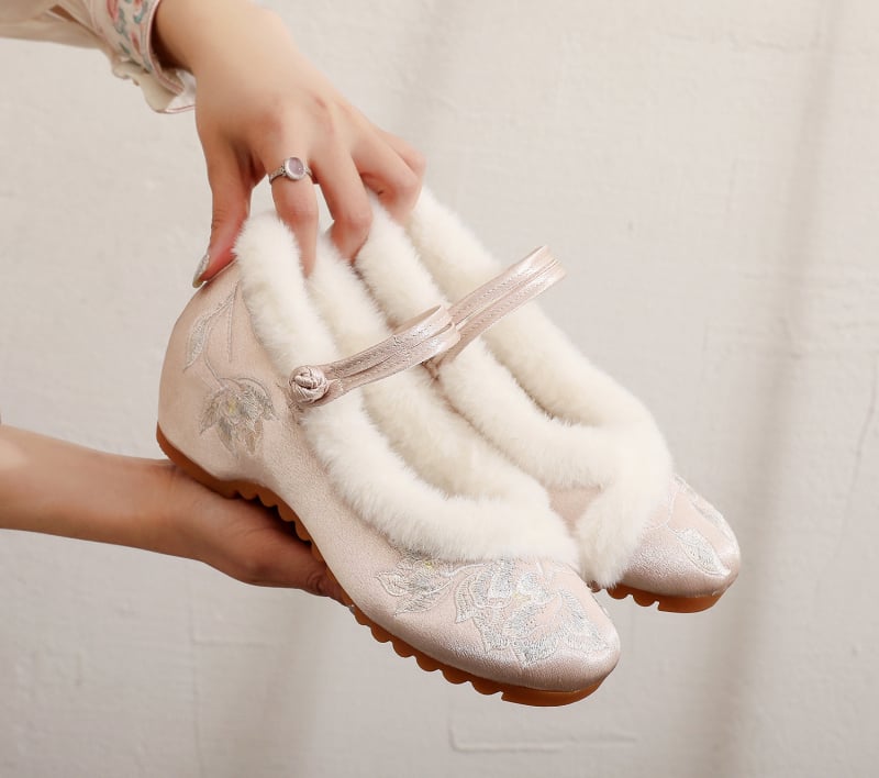 Naisten etnilise stiiliga satiinist kingad, õmmeldud detailidega, ümmarguse varba, 3–5 cm kand, kummist tald