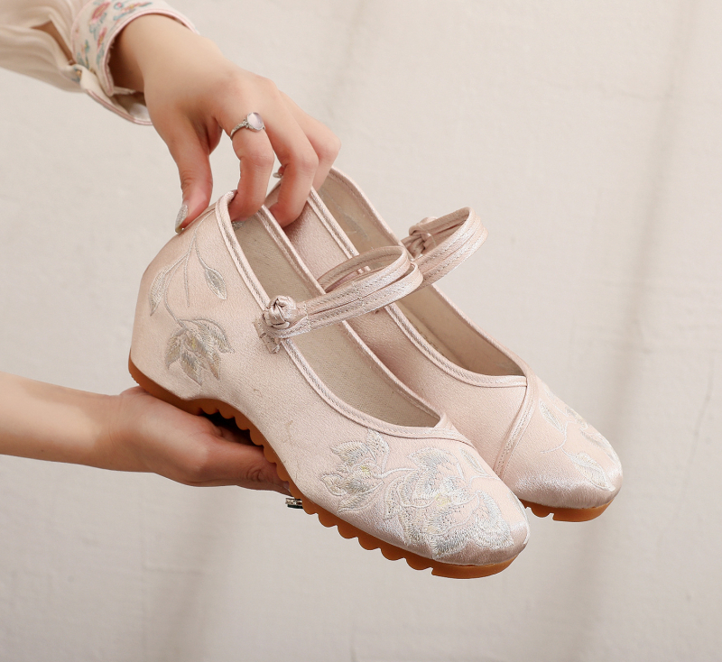 Naisten etnilise stiiliga satiinist kingad, õmmeldud detailidega, ümmarguse varba, 3–5 cm kand, kummist tald