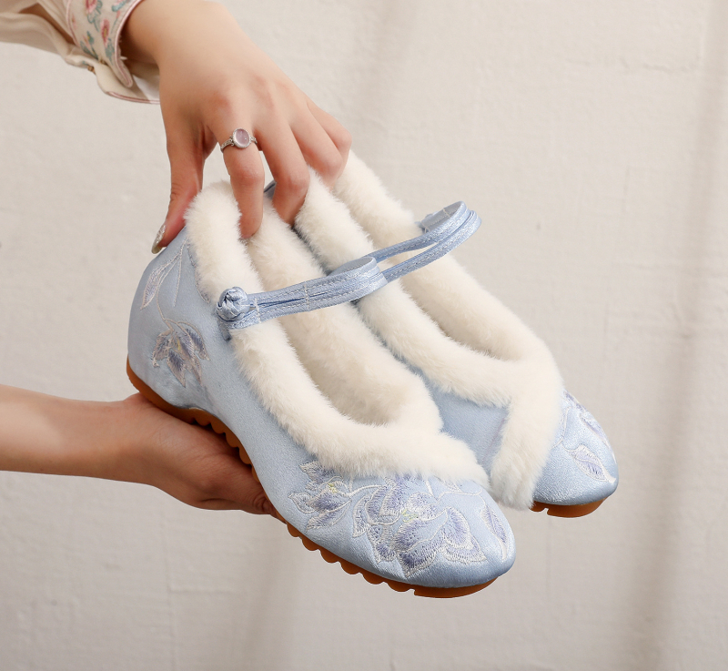 Naisten etnilise stiiliga satiinist kingad, õmmeldud detailidega, ümmarguse varba, 3–5 cm kand, kummist tald