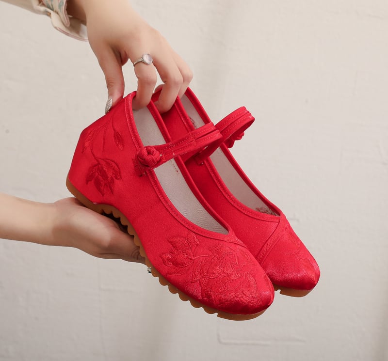 Naisten etnilise stiiliga satiinist kingad, õmmeldud detailidega, ümmarguse varba, 3–5 cm kand, kummist tald