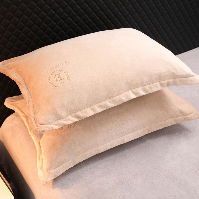 Navlaka za jastuk s vezom od mliječnog velura, skandinavski minimalisticki stil, twill tkanina, reaktovno bojanje, 40s tkanina