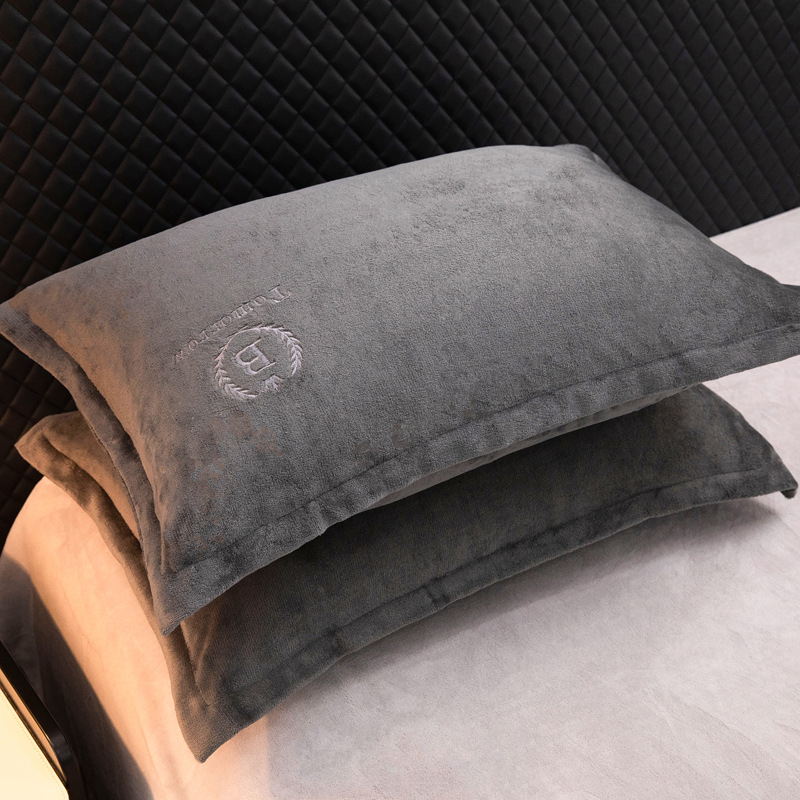 Navlaka za jastuk s vezom od mliječnog velura, skandinavski minimalisticki stil, twill tkanina, reaktovno bojanje, 40s tkanina