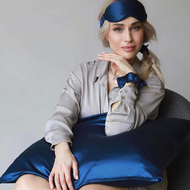 Set svilenih maski za oči, svilenkasta gumica za kosu i set jastučnica — 100% svila, satenski pletenina, reaktivno bojanje, modernan minimalistički darovni set