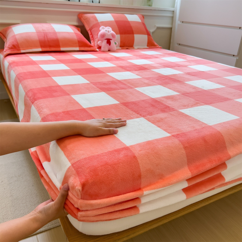 Napinjajući plaht od mliječnog velura, bez otisaka, zimsku debljinu, topao velur, jednostavan karirani uzorak