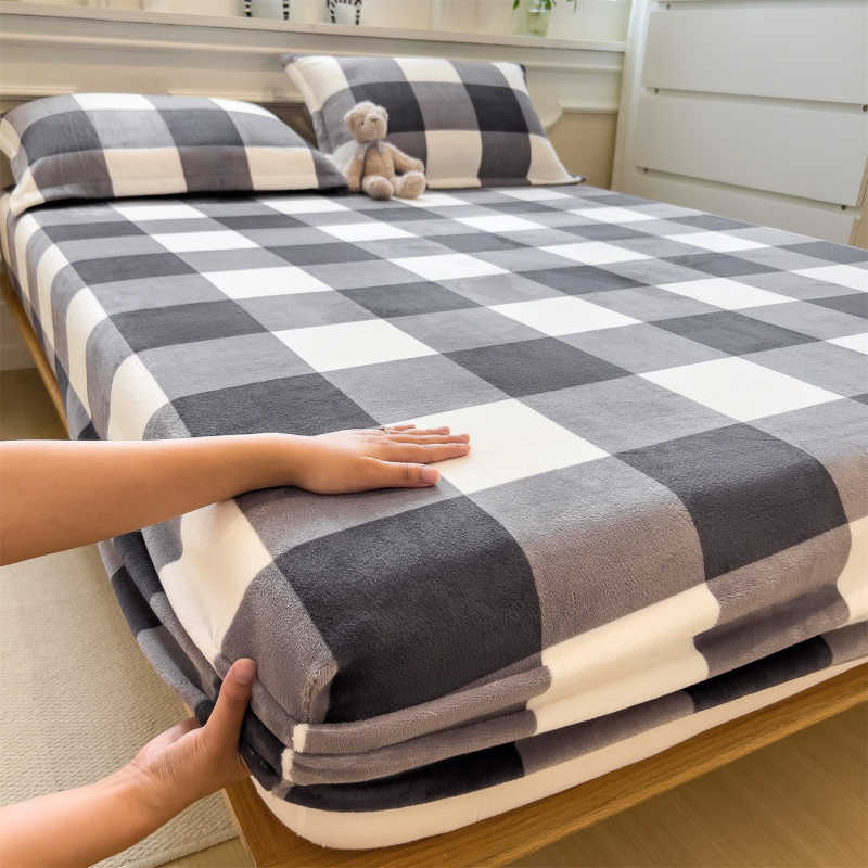 Napinjajući plaht od mliječnog velura, bez otisaka, zimsku debljinu, topao velur, jednostavan karirani uzorak