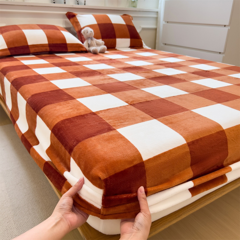 Napinjajući plaht od mliječnog velura, bez otisaka, zimsku debljinu, topao velur, jednostavan karirani uzorak