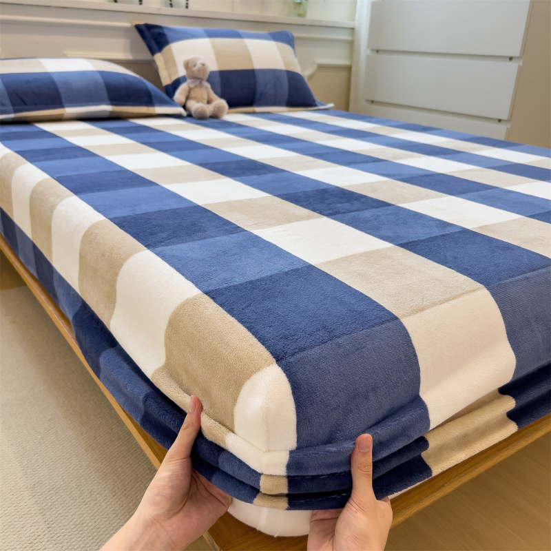 Napinjajući plaht od mliječnog velura, bez otisaka, zimsku debljinu, topao velur, jednostavan karirani uzorak
