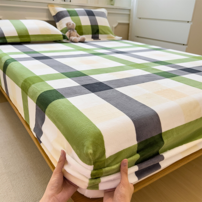 Napinjajući plaht od mliječnog velura, bez otisaka, zimsku debljinu, topao velur, jednostavan karirani uzorak