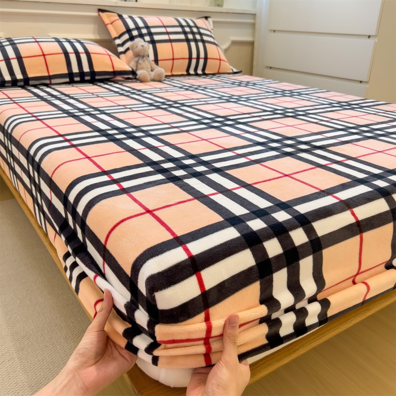 Napinjajući plaht od mliječnog velura, bez otisaka, zimsku debljinu, topao velur, jednostavan karirani uzorak