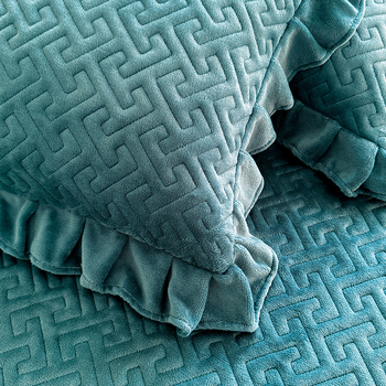 Piimaveluuri voodikate pitsi ja tikandiga, ühtlane värv, printsessi stiil, kaal 2–2,5 kg