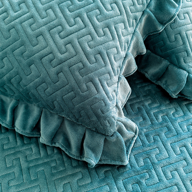 Piimaveluuri voodikate pitsi ja tikandiga, ühtlane värv, printsessi stiil, kaal 2–2,5 kg