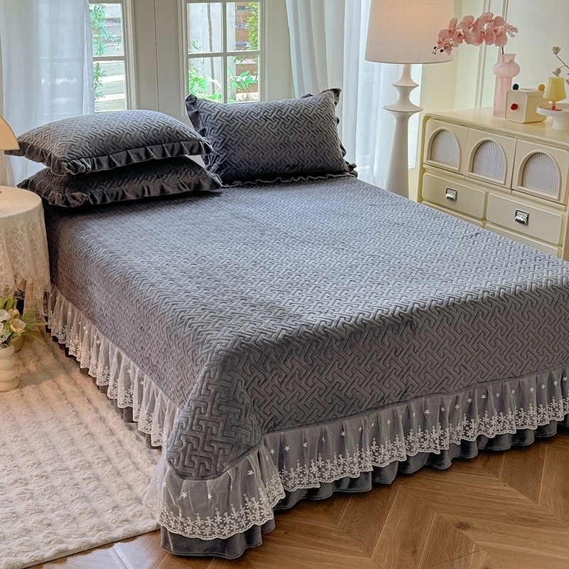 Piimaveluuri voodikate pitsi ja tikandiga, ühtlane värv, printsessi stiil, kaal 2–2,5 kg