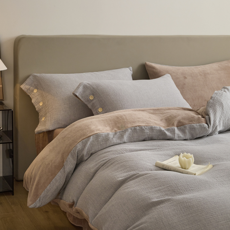 Četverodijelni set posteljine od mliječnog velura, reaktivno ispisivanje i bojanje, monofoni uzorak, moderan minimalistički stil