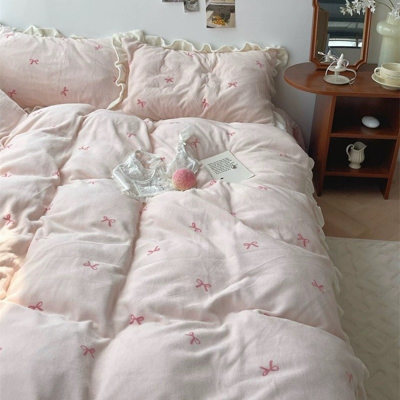 Četverodijelni set posteljine s flisom za zimu, od mliječnog velura, sa srcolim uzorkom