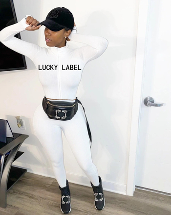 Ženski dvodijelni komplet: gornji dio s visokim ovratnikom, šav s literama i zatvaračem, dugi rukavi; uske hlače; poliester 71-80%