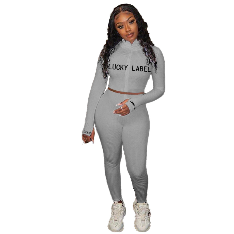 Ženski dvodijelni komplet: gornji dio s visokim ovratnikom, šav s literama i zatvaračem, dugi rukavi; uske hlače; poliester 71-80%