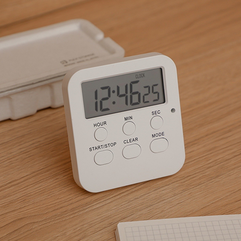 Stolni digitalni budilnik s alarmom, baterijsko napajanje, ABS brojčanik, plastično kućište, jednostavan dizajn