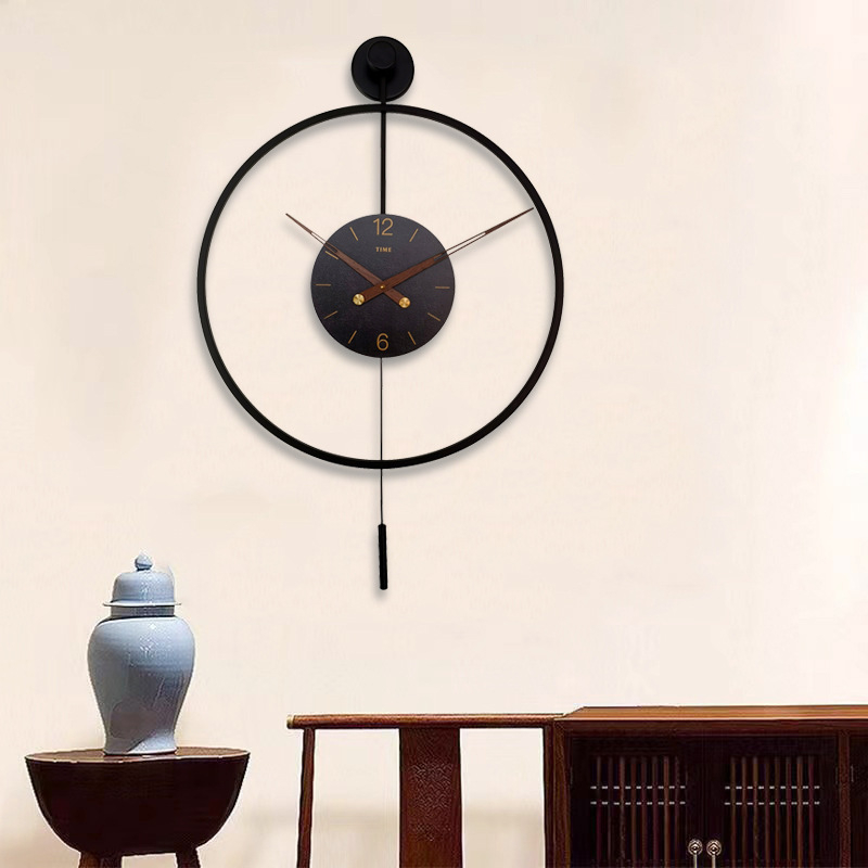 Falióra vasból készült, művészi vas-dizájnnal, egyetlen gyűrűvel, lengő mechanizmussal, téglalap alakú fém számlappal, akkumulátoros működés, sima másodperc-mozgás — Chi Fan Poetry